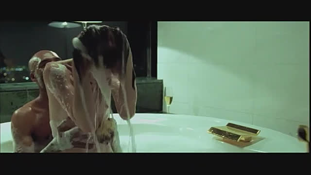 Секс с темнокожим парнем в пенной ванне
