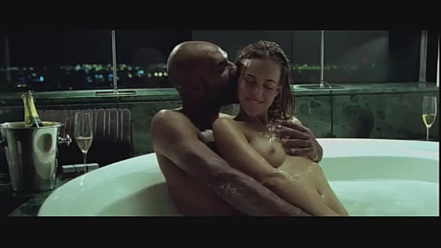 Секс с темнокожим парнем в пенной ванне