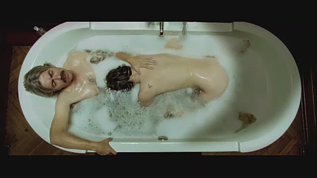 Смотреть как Голая девушка старательно дрочит в ванной пальцами и водой